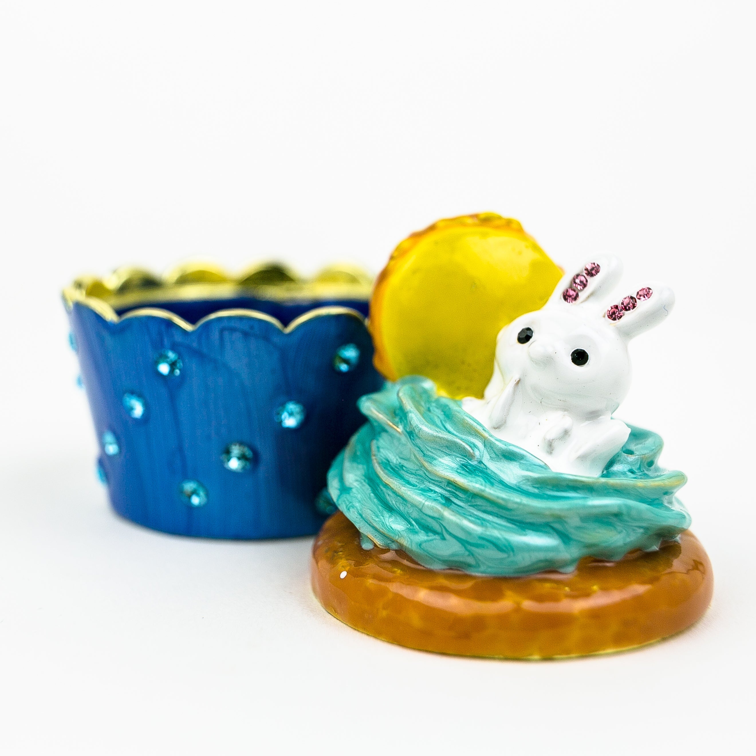 Rabbit on Cupcake-1